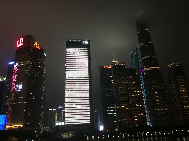 "Shanghai bei Nacht": Lichtershow der Häuser am Fluss