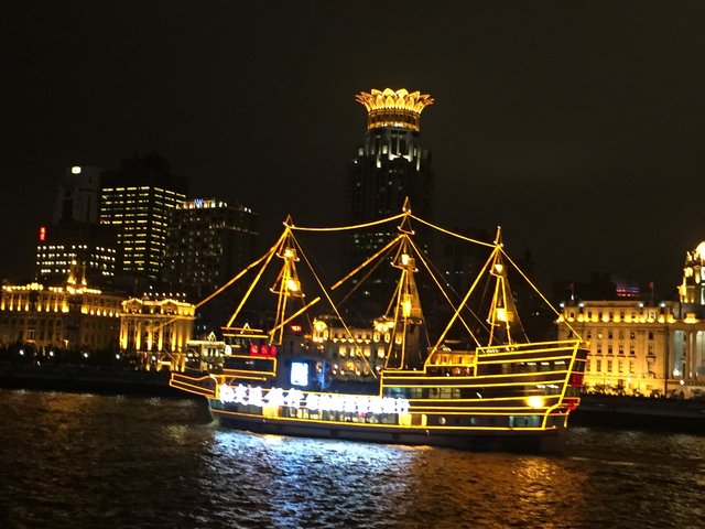 "Shanghai bei Nacht": Lichtershow der Häuser am Fluss