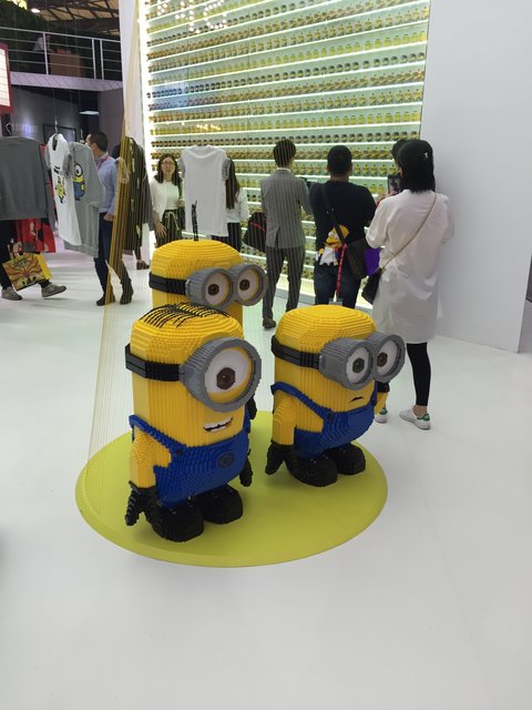 Messestand mit den Minions