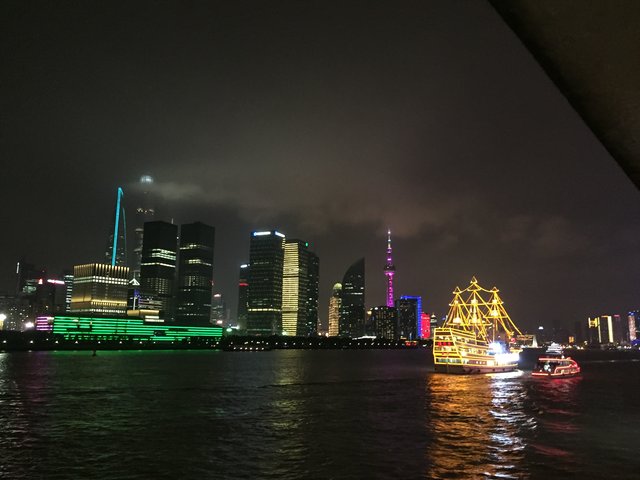 "Shanghai bei Nacht": Lichtershow der Häuser am Fluss