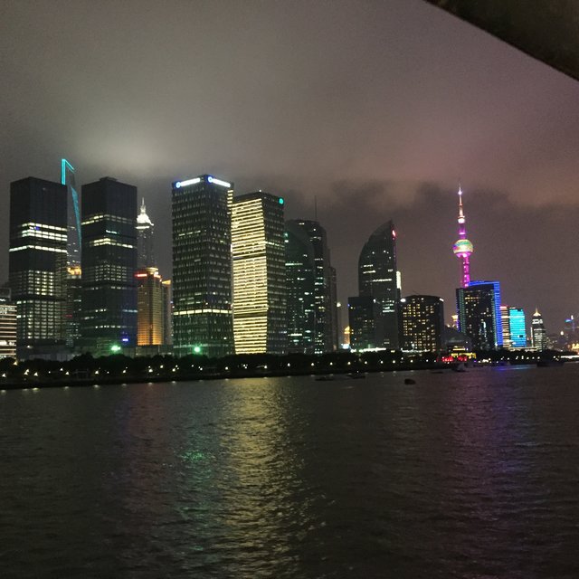 "Shanghai bei Nacht": Lichtershow der Häuser am Fluss