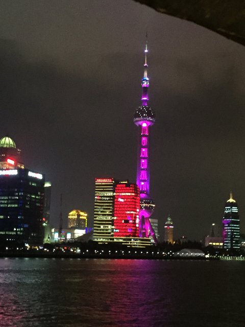"Shanghai bei Nacht": Lichtershow der Häuser am Fluss