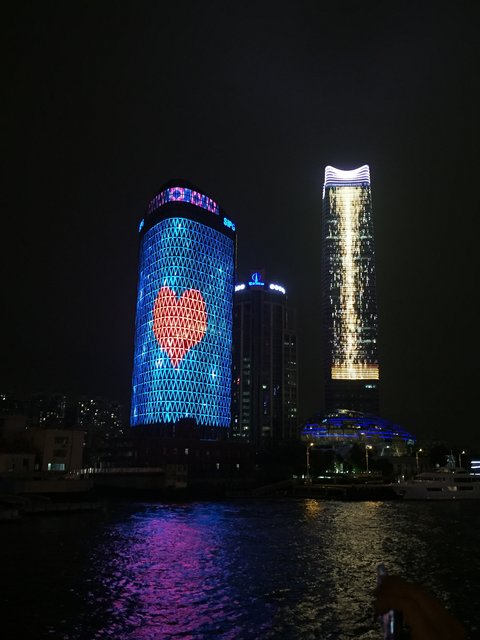 "Shanghai bei Nacht": Lichtershow der Häuser am Fluss