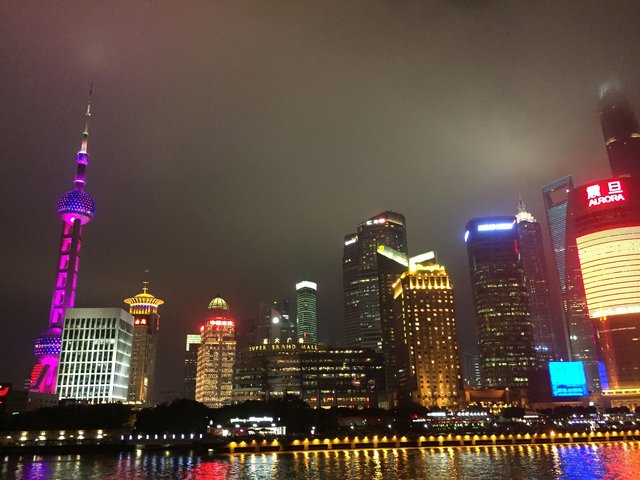 "Shanghai bei Nacht": Lichtershow der Häuser am Fluss