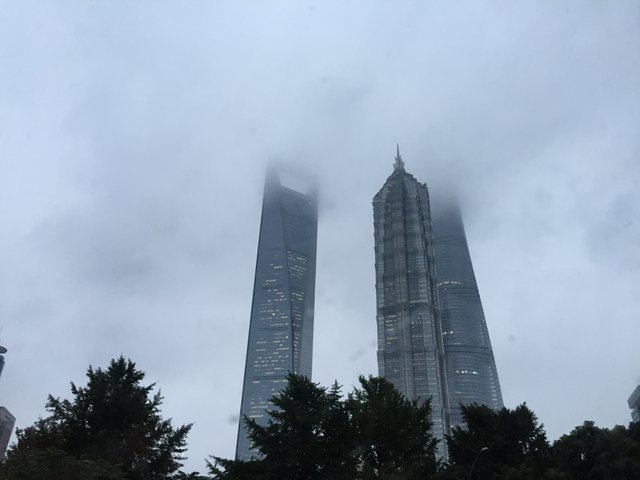 Bei der Abenddämmerung zeigen sich die Hochhäuser in Wolken gehüllt