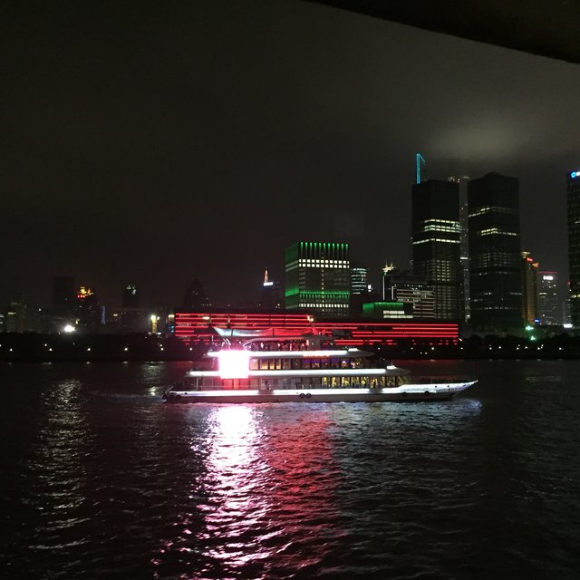 "Shanghai bei Nacht": Lichtershow der Häuser am Fluss