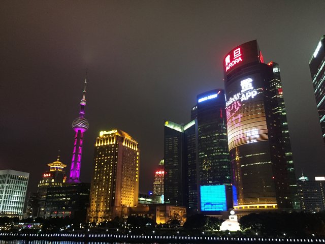 "Shanghai bei Nacht": Lichtershow der Häuser am Fluss