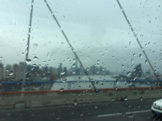 Wieder mal eine Flussquerung in der Höhe ... bei Regen ...