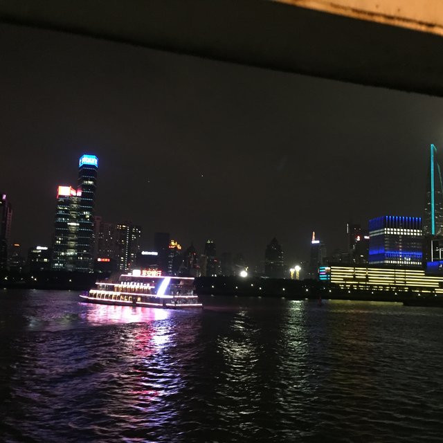 "Shanghai bei Nacht": Lichtershow der Häuser am Fluss
