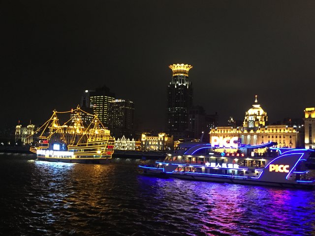 "Shanghai bei Nacht": Lichtershow der Häuser am Fluss