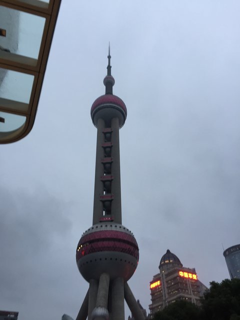 Der Oriental Pearl TV Tower ... noch unbeleuchet