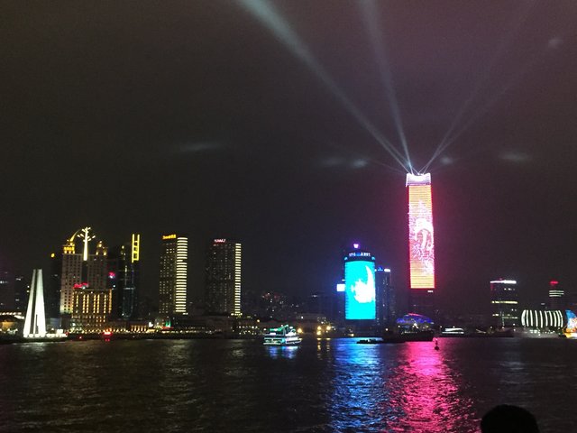 "Shanghai bei Nacht": Lichtershow der Häuser am Fluss