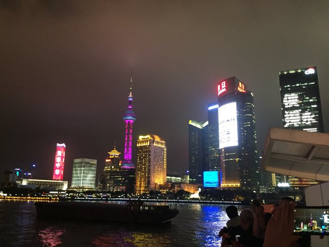 "Shanghai bei Nacht": Lichtershow der Häuser am Fluss