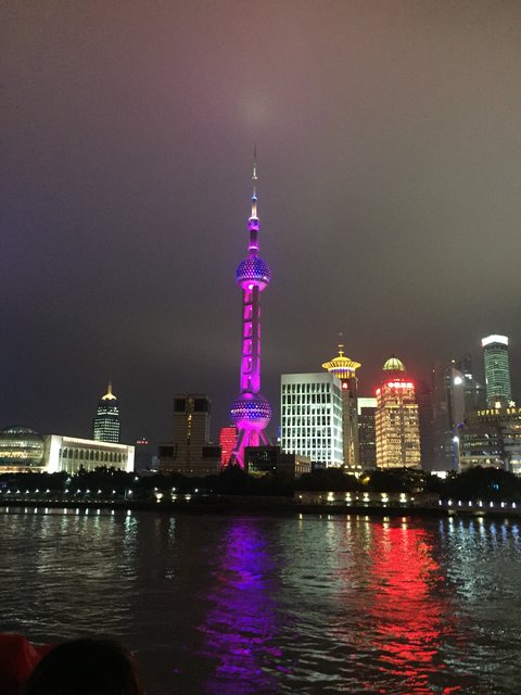 "Shanghai bei Nacht": Lichtershow der Häuser am Fluss