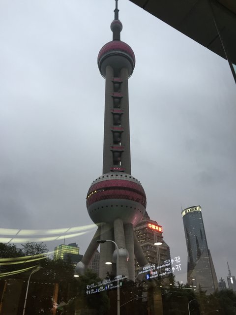 Der Oriental Pearl TV Tower ... noch unbeleuchet
