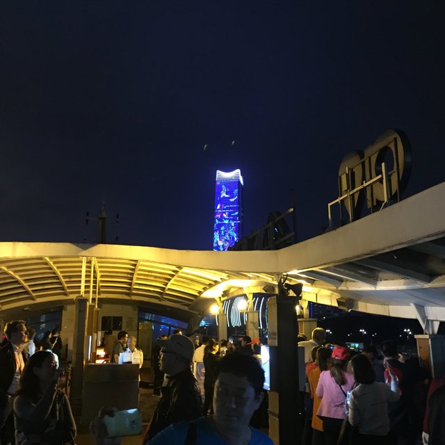 "Shanghai bei Nacht": Lichtershow der Häuser am Fluss