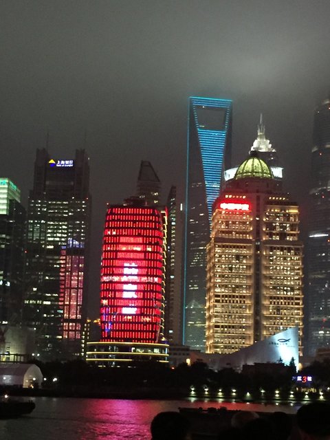 "Shanghai bei Nacht": Lichtershow der Häuser am Fluss