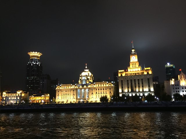 "Shanghai bei Nacht": Lichtershow der Häuser am Fluss