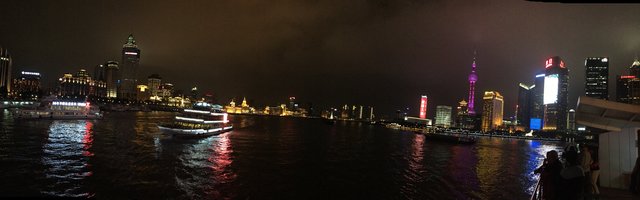 "Shanghai bei Nacht": Lichtershow der Häuser am Fluss (Panorama-Bild)