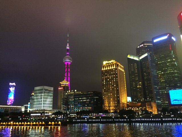 "Shanghai bei Nacht": Lichtershow der Häuser am Fluss