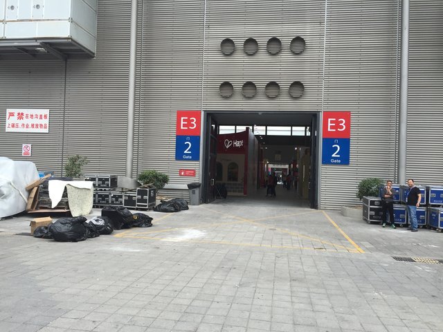 Auf dem Weg zum Messestand von "Hape" in Halle E3