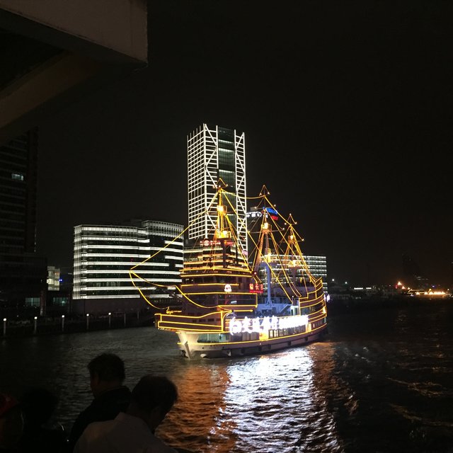"Shanghai bei Nacht": Lichtershow der Häuser am Fluss