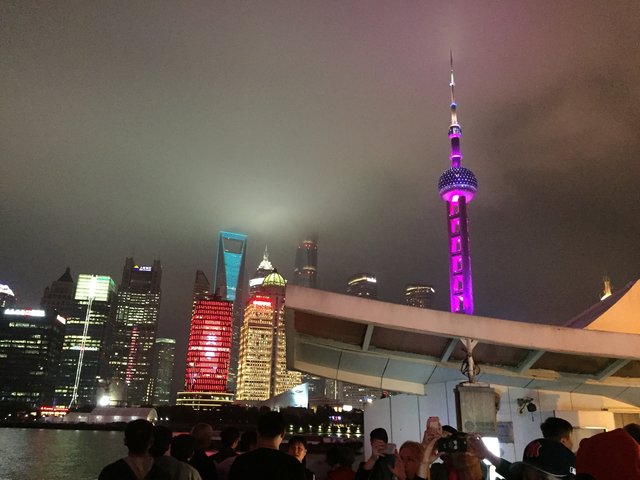 "Shanghai bei Nacht": Lichtershow der Häuser am Fluss