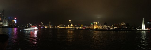 "Shanghai bei Nacht": Lichtershow der Häuser am Fluss (Panorama-Bild)