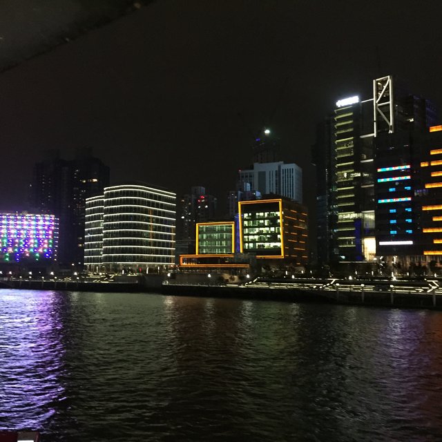 "Shanghai bei Nacht": Lichtershow der Häuser am Fluss