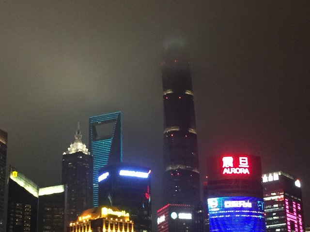 "Shanghai bei Nacht": Lichtershow der Häuser am Fluss