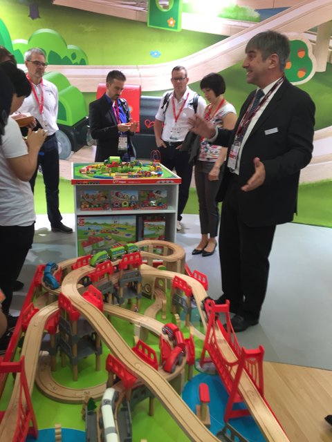 Auf dem Messestand von "Hape"