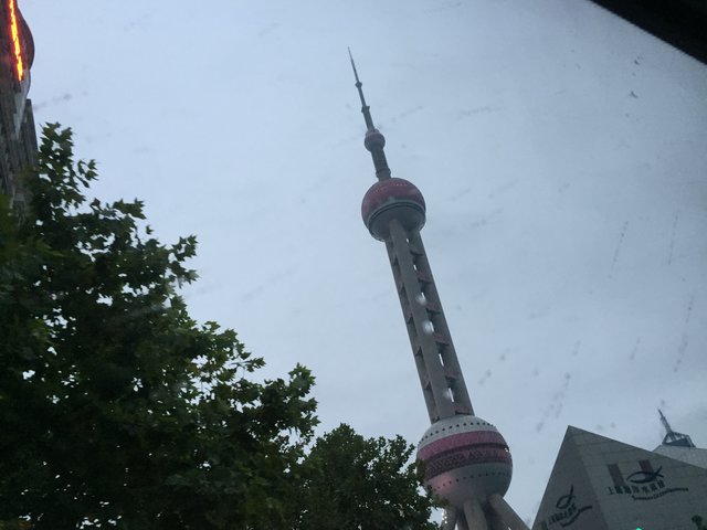 Der Oriental Pearl TV Tower ... noch unbeleuchet