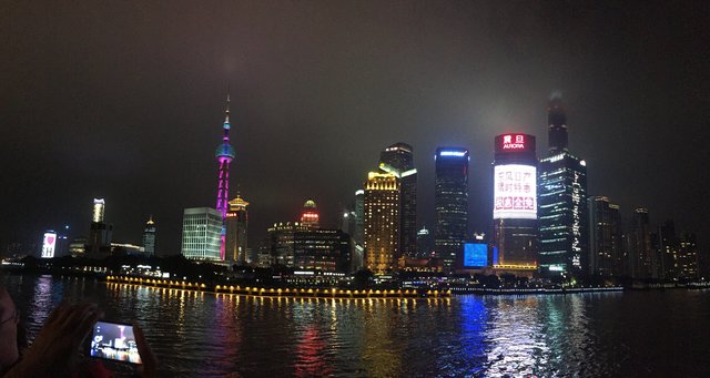 "Shanghai bei Nacht": Lichtershow der Häuser am Fluss