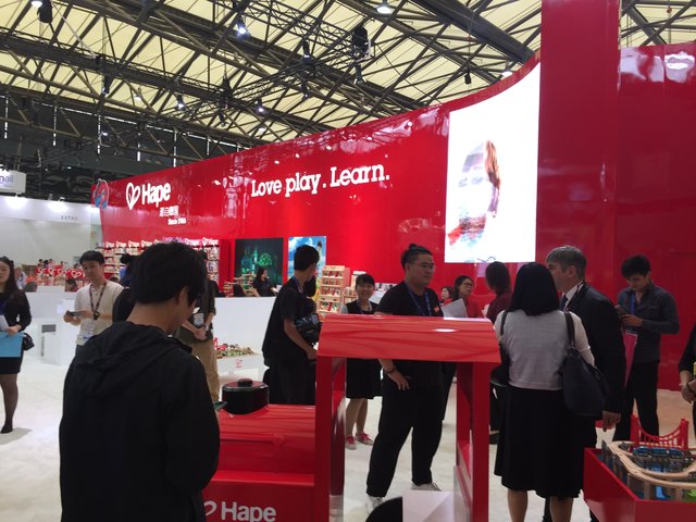 Der Messestand von "Hape"