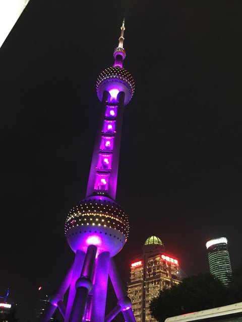 Der Oriental Pearl TV Tower ... jetzt beleuchet