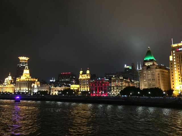 "Shanghai bei Nacht": Lichtershow der Häuser am Fluss