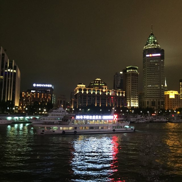 "Shanghai bei Nacht": Lichtershow der Häuser am Fluss