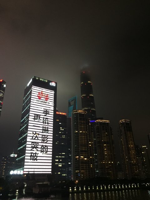 "Shanghai bei Nacht": Lichtershow der Häuser am Fluss