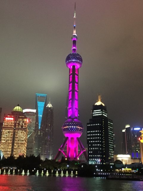 "Shanghai bei Nacht": Lichtershow der Häuser am Fluss