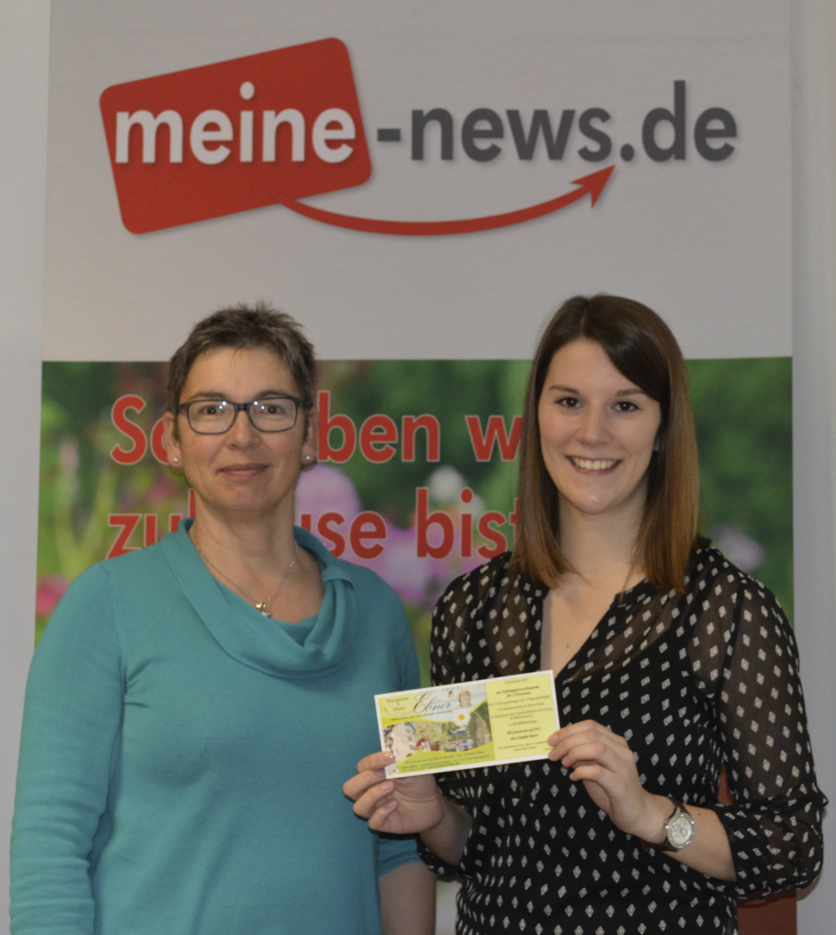 Annika Neff aus Rüdenau (rechts) mit der Redaktionsleiterin des News Verlags Sabine Rindsfüsser.