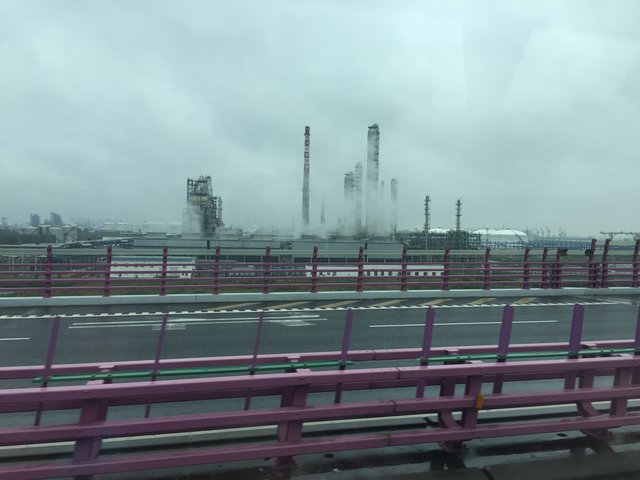 Im Umland von Shanghai, an der Autobahn nach Ningbo, eine Raffinerie an der Hangzhou-Bay