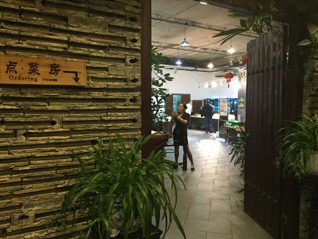 Das "Tengtou Dongfang Tianyuan Eco Restaurant, Ningbo", eine Mischung aus Outdoor- und Indoor-Restaurant