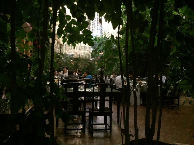Das "Tengtou Dongfang Tianyuan Eco Restaurant, Ningbo", eine Mischung aus Outdoor- und Indoor-Restaurant