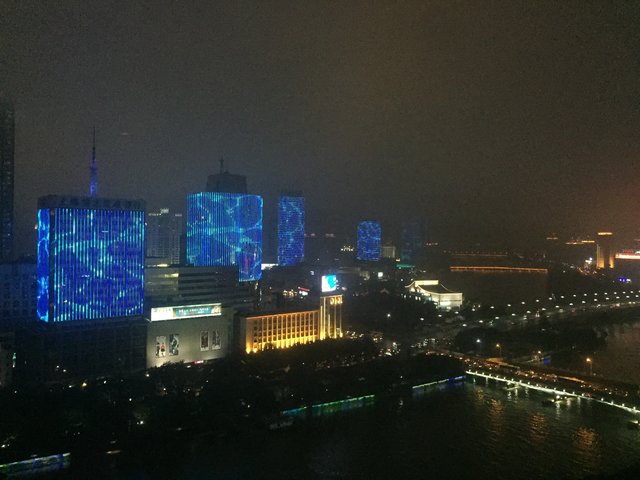 Blick aus dem Hotelzimmer: in Ningbo werden bis 22:00 Uhr mehrere Häuser mit gleichen oder korrespondierenden Motiven beleuchtet