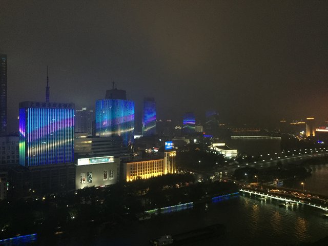 Blick aus dem Hotelzimmer: in Ningbo werden bis 22:00 Uhr mehrere Häuser mit gleichen oder korrespondierenden Motiven beleuchtet