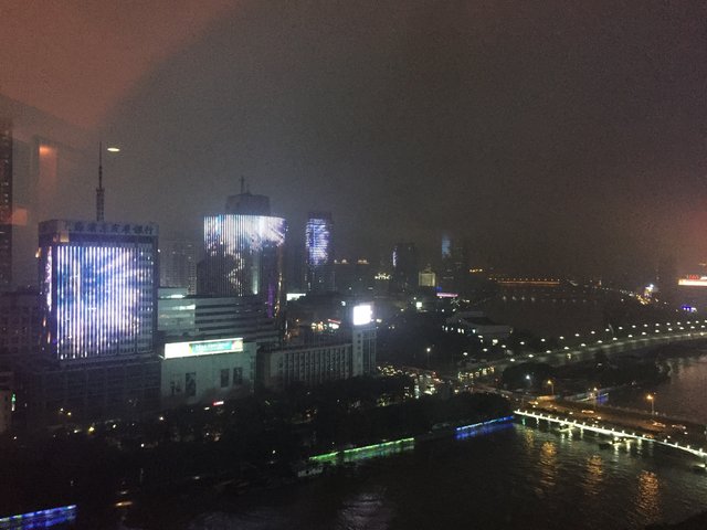 Blick aus dem Hotelzimmer: in Ningbo werden bis 22:00 Uhr mehrere Häuser mit gleichen oder korrespondierenden Motiven beleuchtet