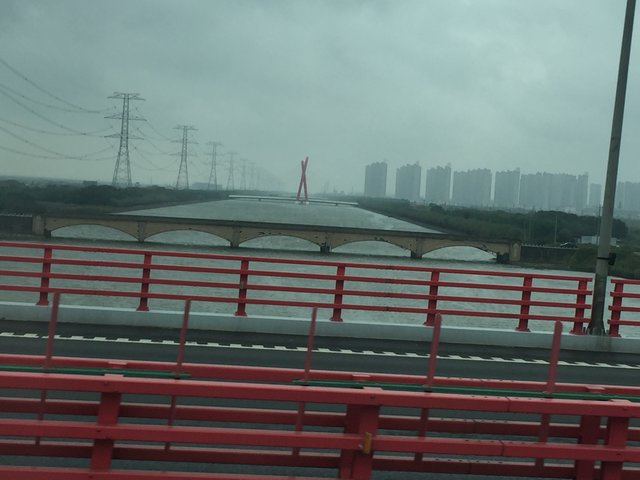 Die Autobahn von Shanghai nach Ningbo nimmt eine "Abkürzung" über die Hangzhou-Bay auf der aktuell längsten Brücke der Welt