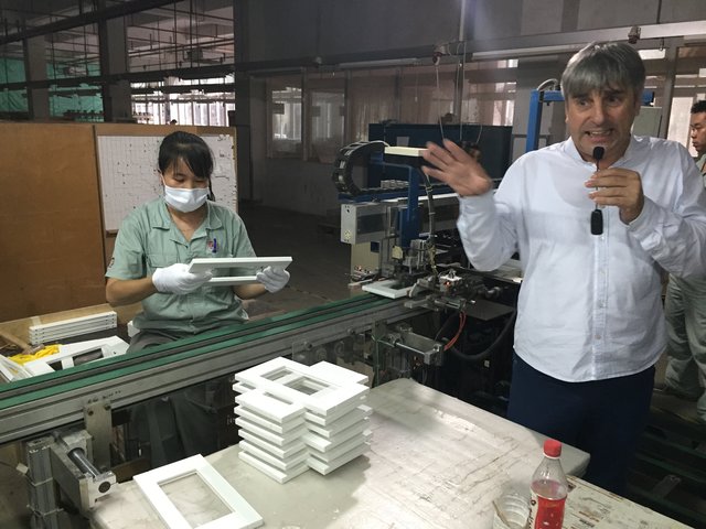 Die Produktion von Hape in Beilun, rechts im Bild Peter Handstein