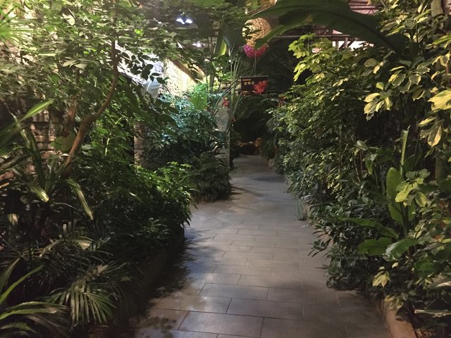 Das "Tengtou Dongfang Tianyuan Eco Restaurant, Ningbo", eine Mischung aus Outdoor- und Indoor-Restaurant