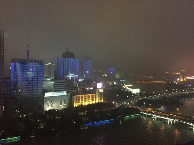 Blick aus dem Hotelzimmer: in Ningbo werden bis 22:00 Uhr mehrere Häuser mit gleichen oder korrespondierenden Motiven beleuchtet